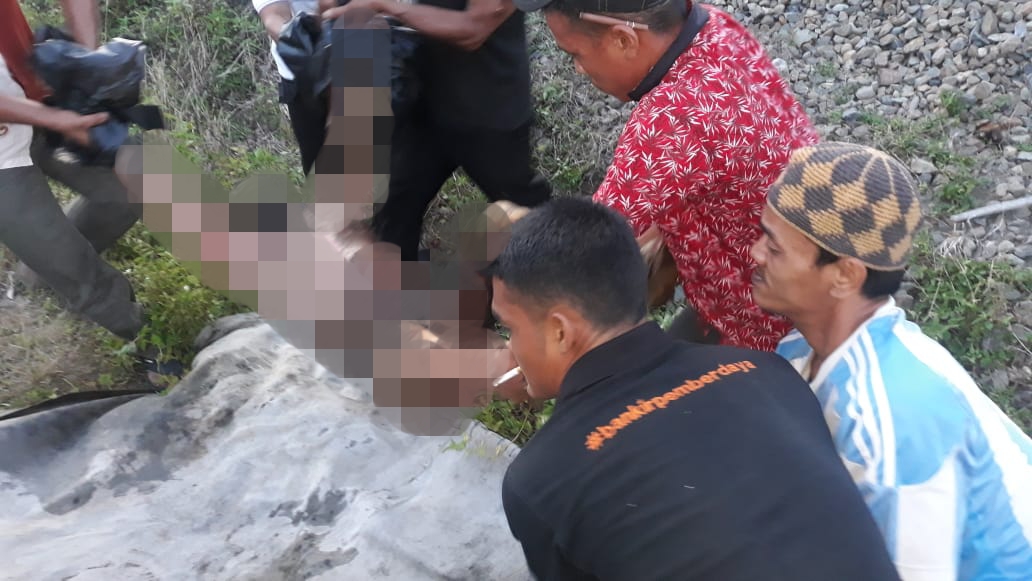 Korban saat di evakuasi polisi. Foto: Ones Lawolo/Telisik