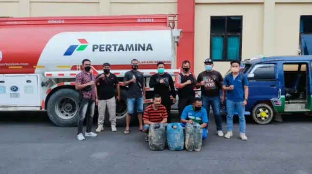 Awak mobil tanki beserta barang bukti diamankan di Polres Manggarai. Foto: Ist.