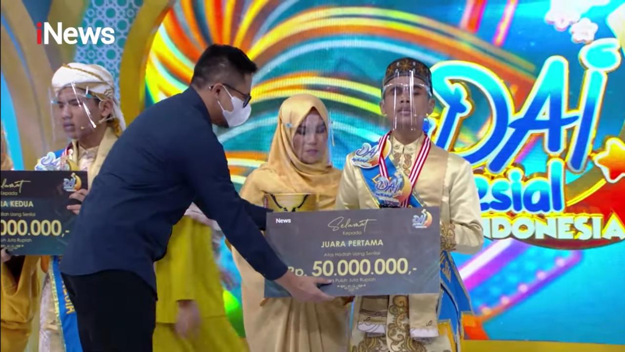 Dion, juara Dai Spesial Indonesia saat menerima hadiah. Foto: Ist.