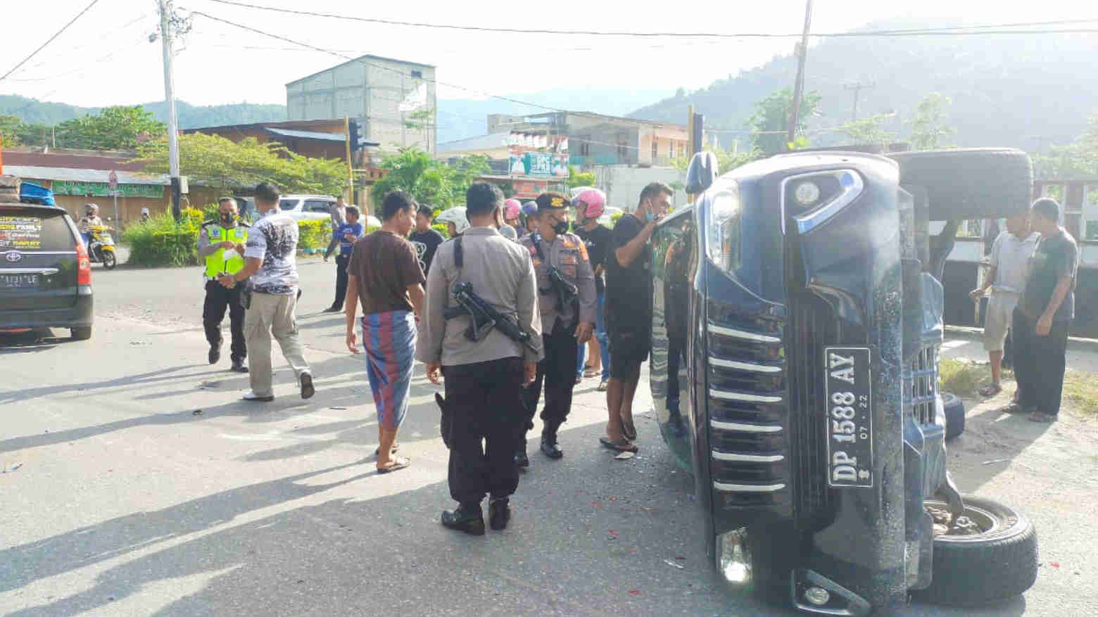 Kondisi mobil Toyota Fortuner usai ditabrak oleh mobil Toyota Avanza di Kolaka Utara. Foto: Ist.
