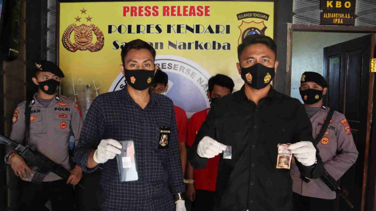 Polisi menunjukkan barang bukti berupa sabu. Foto: Ist