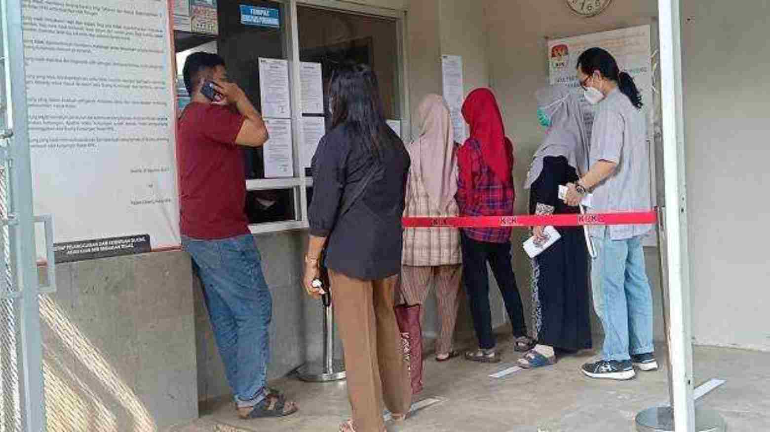 Keluarga napi koruptor di KPK. Foto: Repro Google.com