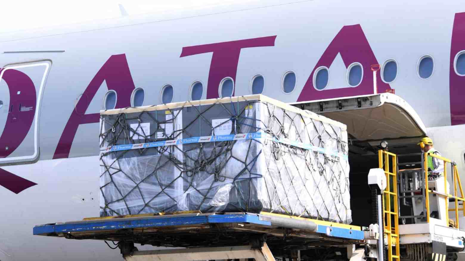 Kedatangan vaksin 1,39 juta dosis vaksin jadi AstraZeneca, di Bandar Udara Soekarno Hatta, Tangerang, Banten. Foto: Satpress