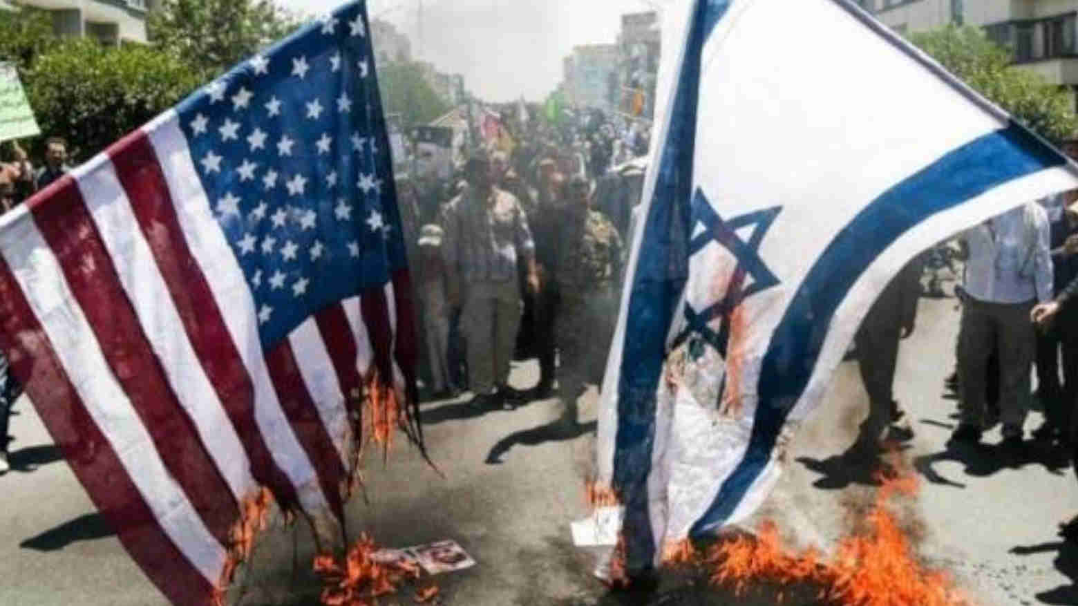 Bendera AS dan Israel dibakar massa. Foto: Repro Hindustan Times