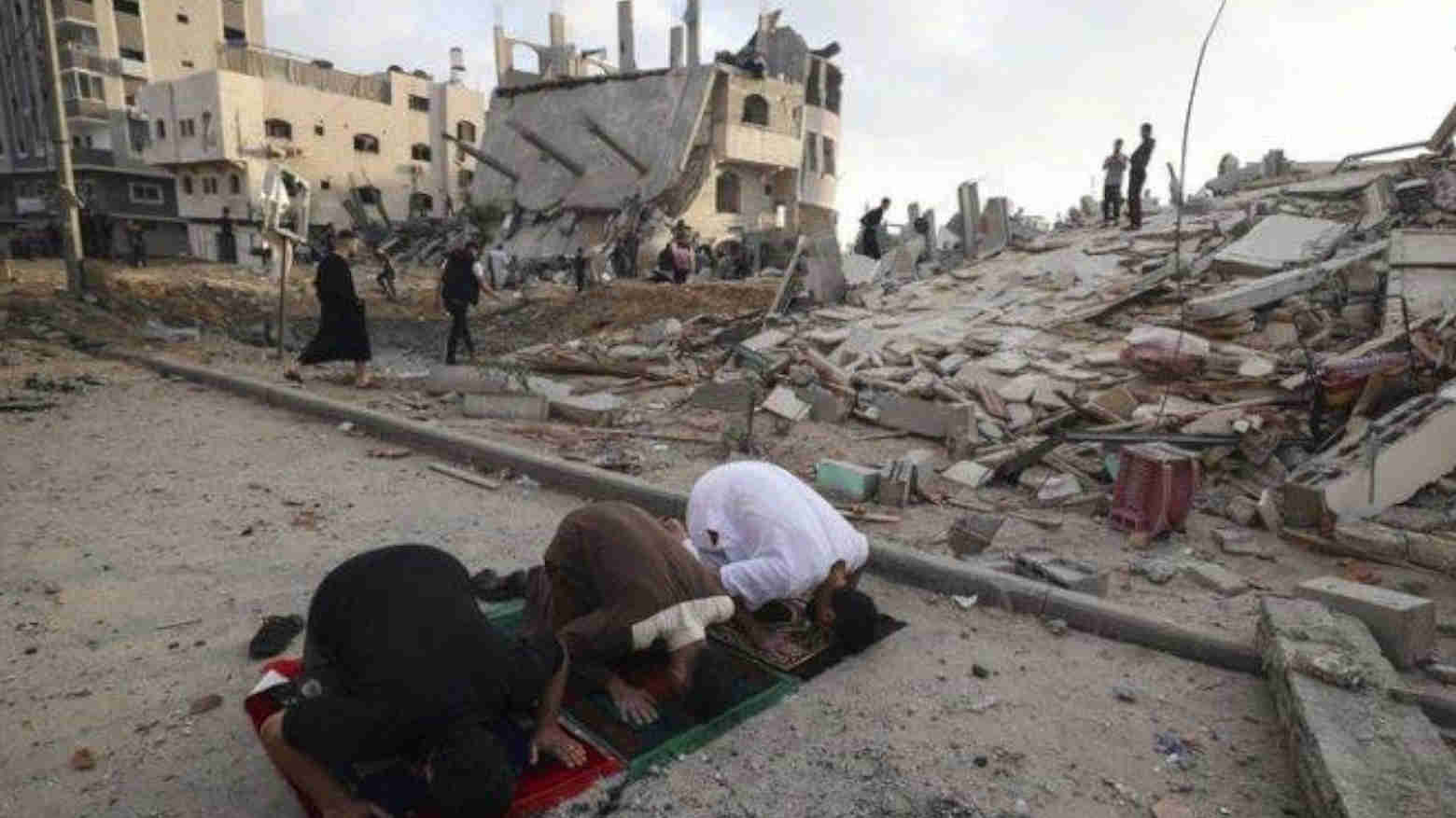 Warga palestina sedang solat di tengah gempuran rudal Israel. Foto: Repro AFP