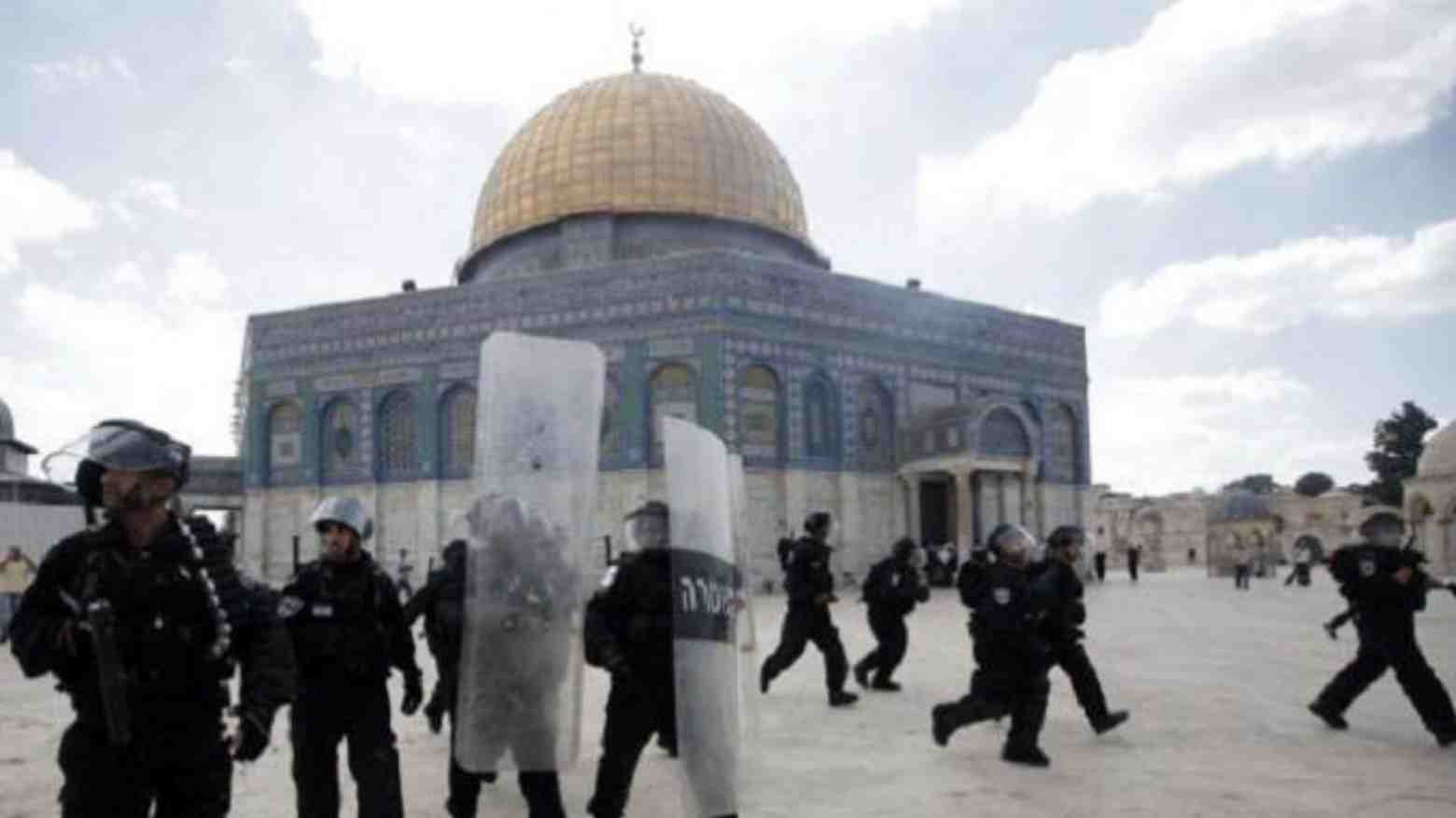 Bentrokan yang terjadi di Masjid Al-Aqsa. Foto: Repro Hidayatullah.com