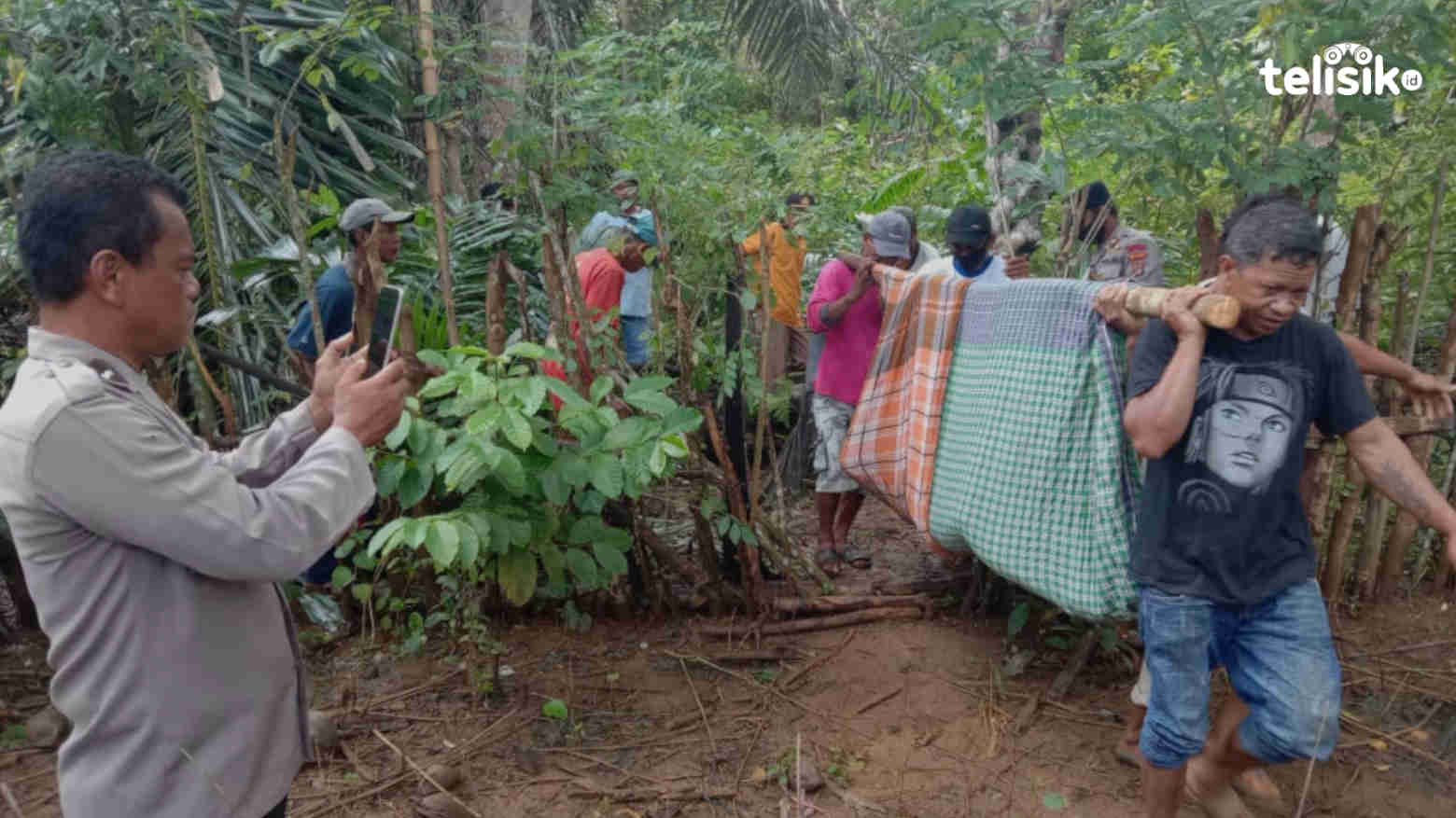 Mayat warga Muna yang ditemukan di samping pohon enau. Foto: Ist.
