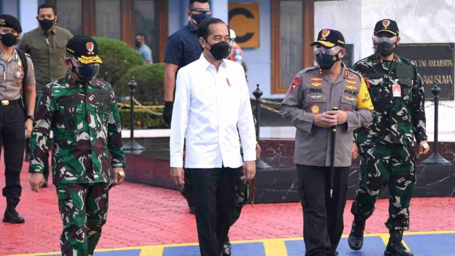 Presiden Jokowi (tengah) ketika hendak bertolak ke Jatim. Foto: Ist.