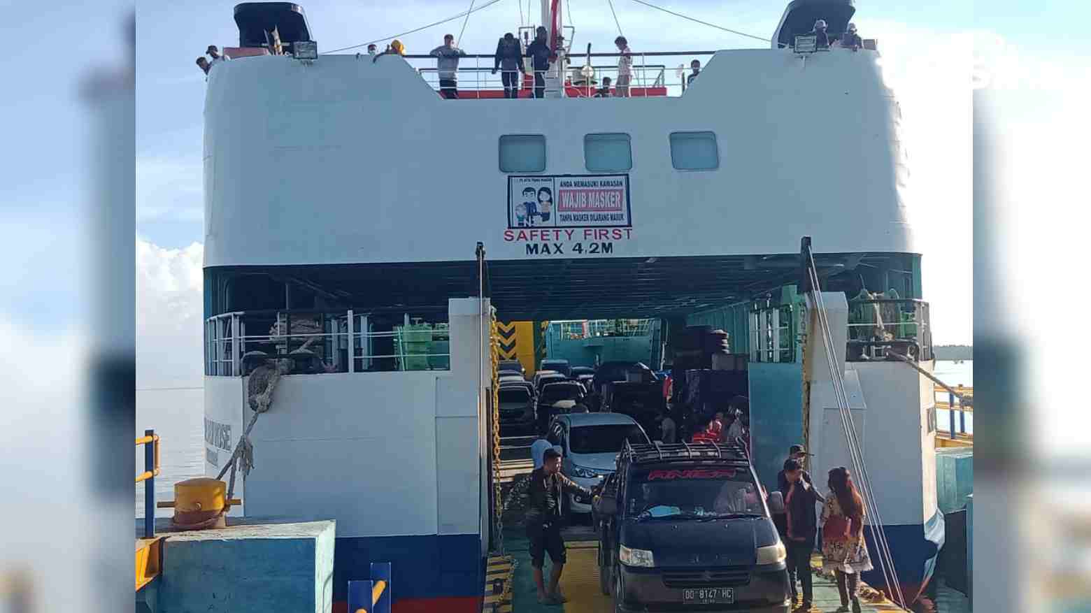 Kondisi arus mudik di pelabuhan penyeberangan kapal fery dan fiber rute Tobaku-Siwa. Foto: Muh. Risal/Telisik