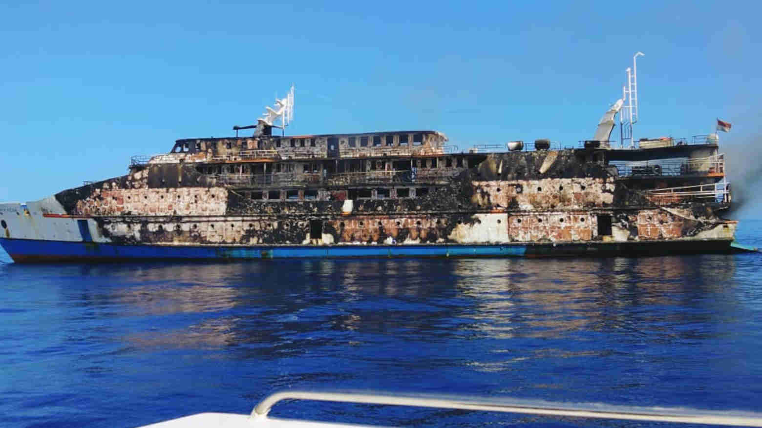 Kondisi KM Karya Indah usai terbakar di Laut Maluku Utara. Foto: Humas Basarnas Ternate