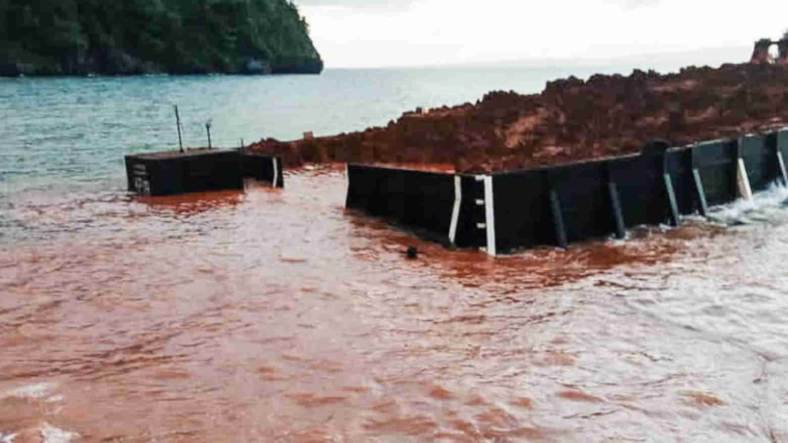 Nampak kapal tongkang milik PT GMS karam dan menumpahkan ore nikel di perairan Laonti. Foto: Ist.