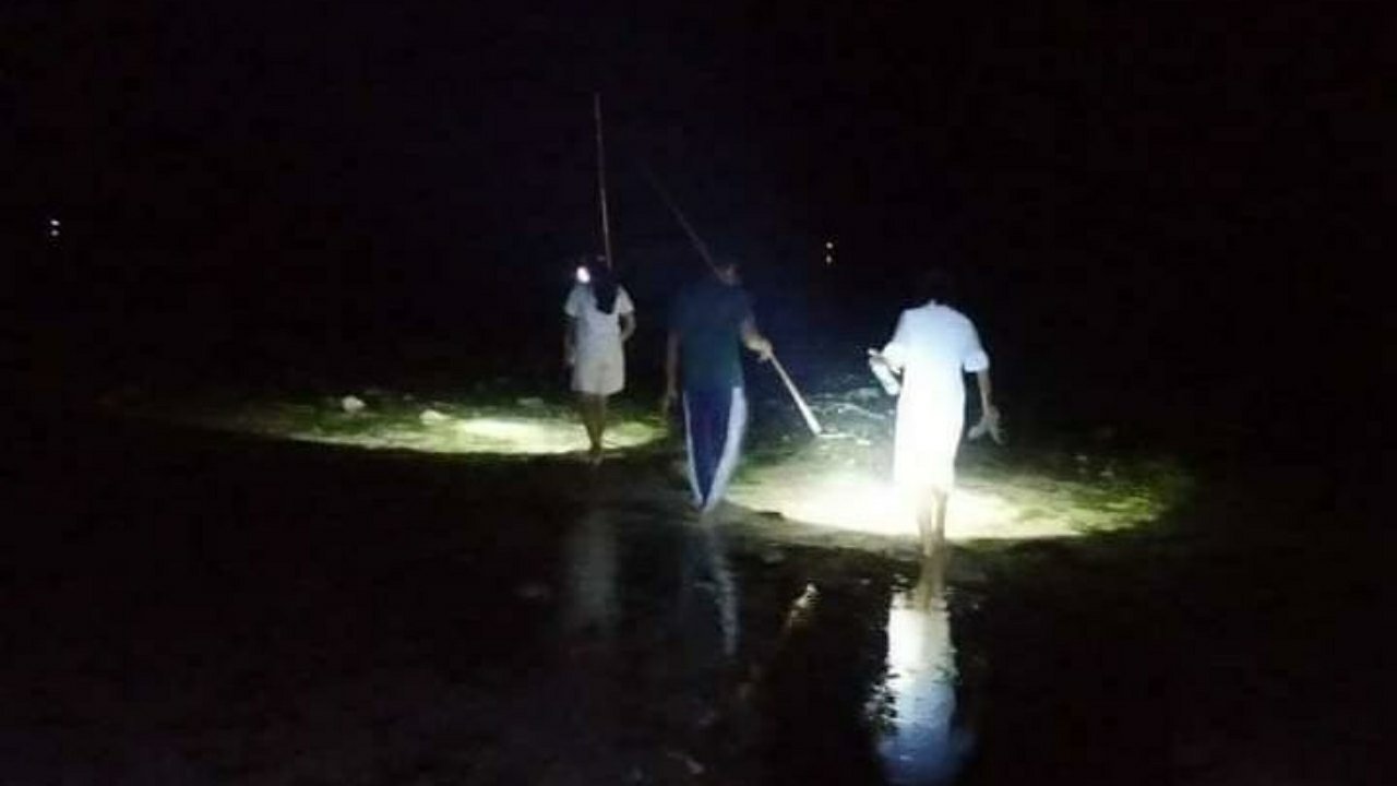 Masyarakat Wakatobi yang sedang menyuluh ikan malam hari. Foto: Ist.