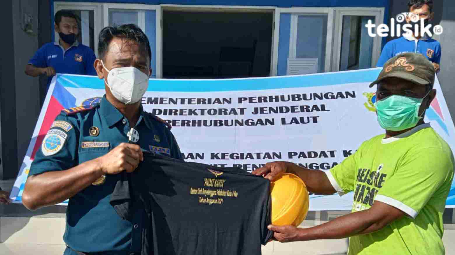 Kepala Kantor UPP Reo, Capt. Desmon S. Menno, MM, M.Mar saat memberikan alat kerja. Foto: Berto Davids/Telisik