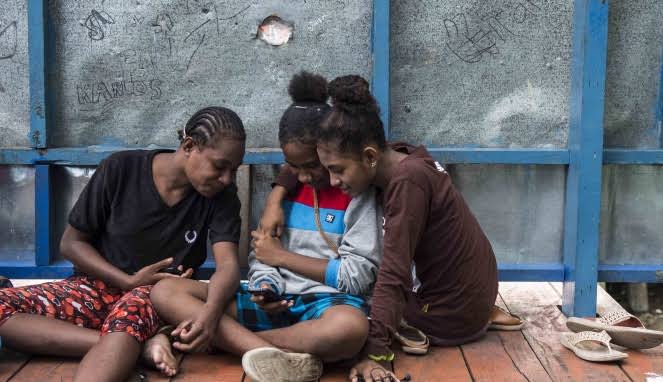Masyarakat Jayapura yang kesulitan mengakses internet. Foto: Repro Bombastis.com