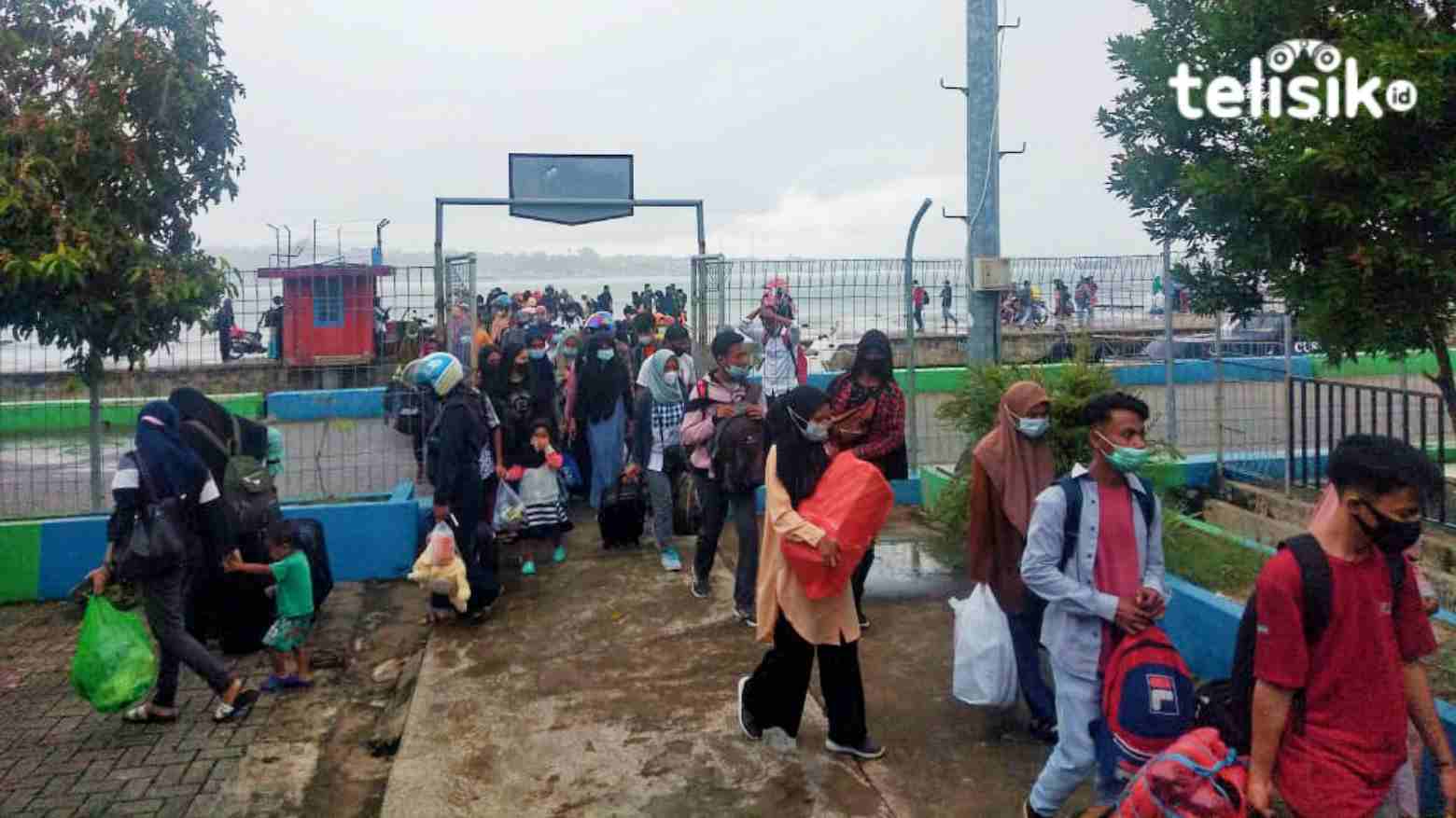 Penumpang pelabuhan Nusantara Kota Kendari yang ditinggal kapal. Foto: Musdar/Telisik