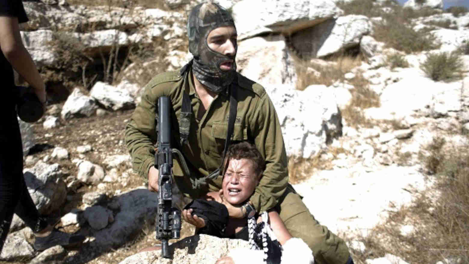 Tentara Israel cekik bocah Pelestina. Foto: Repro Sindonews