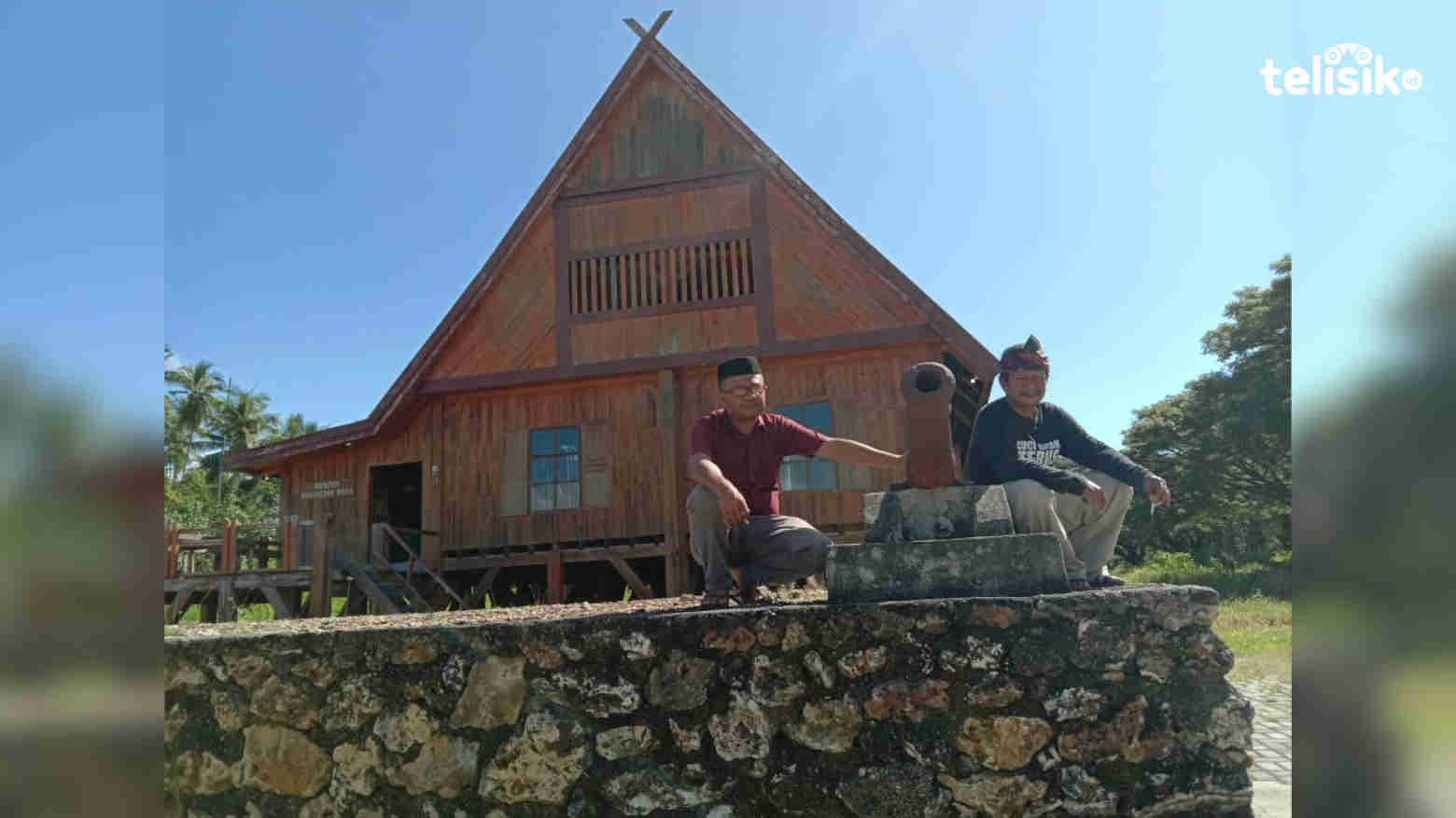 Kepala UPTD Museum Bharugano Wuna, Hadi Wayhudi bersama stafnya di meriam kuno. Foto: Sunaryo/Telisik