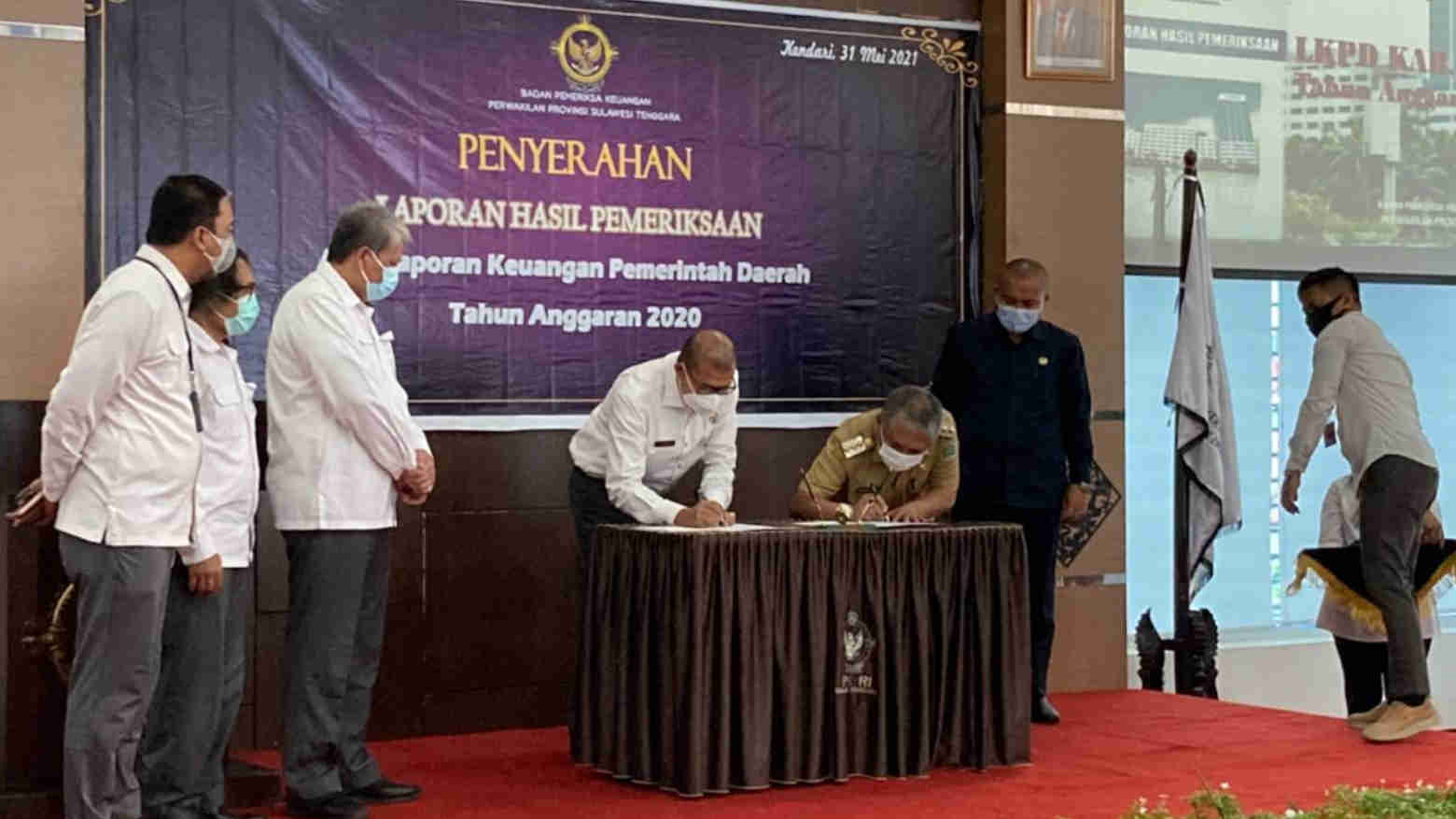 Penandatanganan dokumen laporan hasil pemeriksaan keuangan Pemda. Foto: Ist.