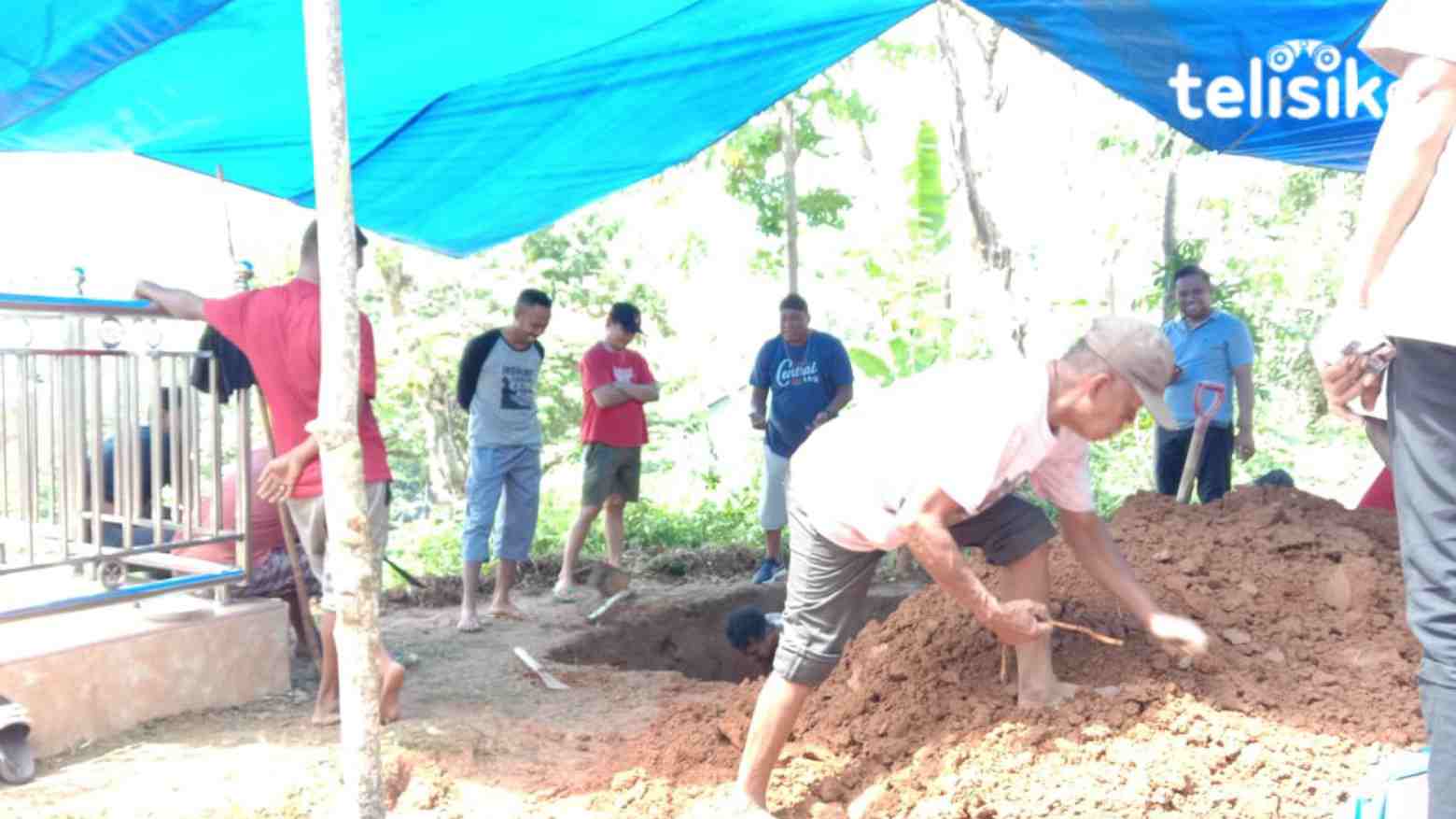Proses penggalian kubur Baharuddin di lokasi makam keluarga Laende. Foto: Sunaryo/Telisik
