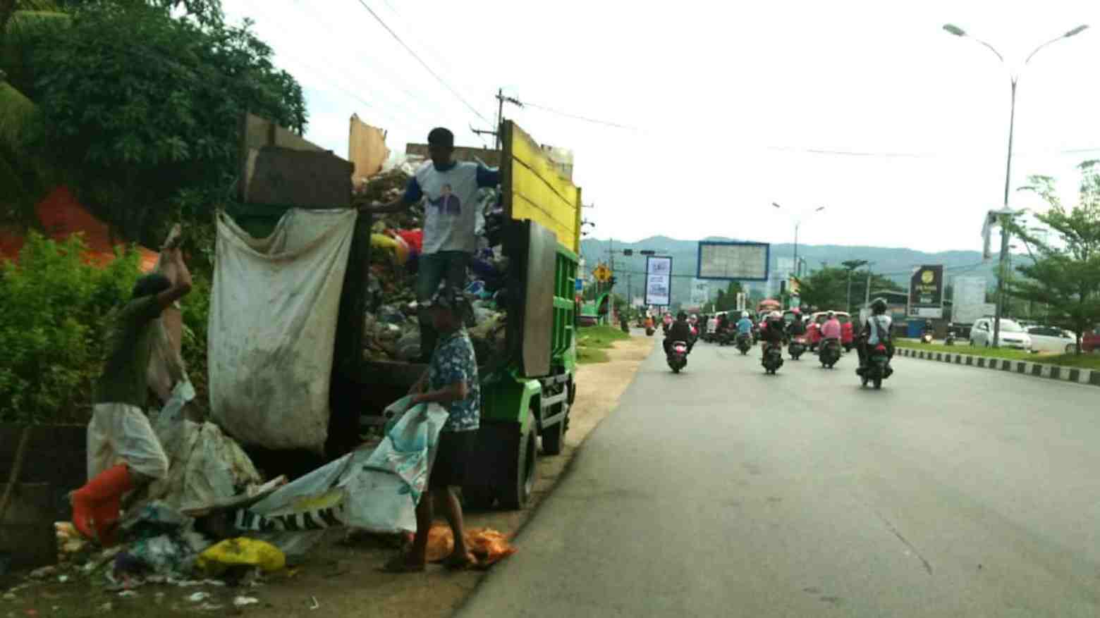 Petugas kebersihan di lapangan saat mengangkut sampah di TPS. Foto: Fitrah Nugraha/Telisik