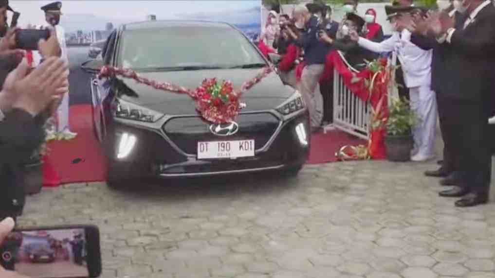 Mobil listrik Hyundai LoniQ Electric saat test drive oleh Wali Kota Kendari. Foto: tangkapan layar YouTube Kendarikota.go.id