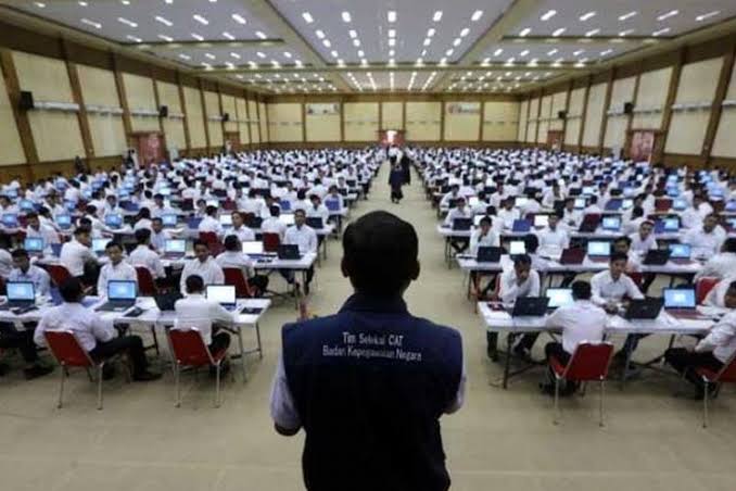 Peserta tes CPNS sedang mengikuti ujian. Foto: Repro google.com