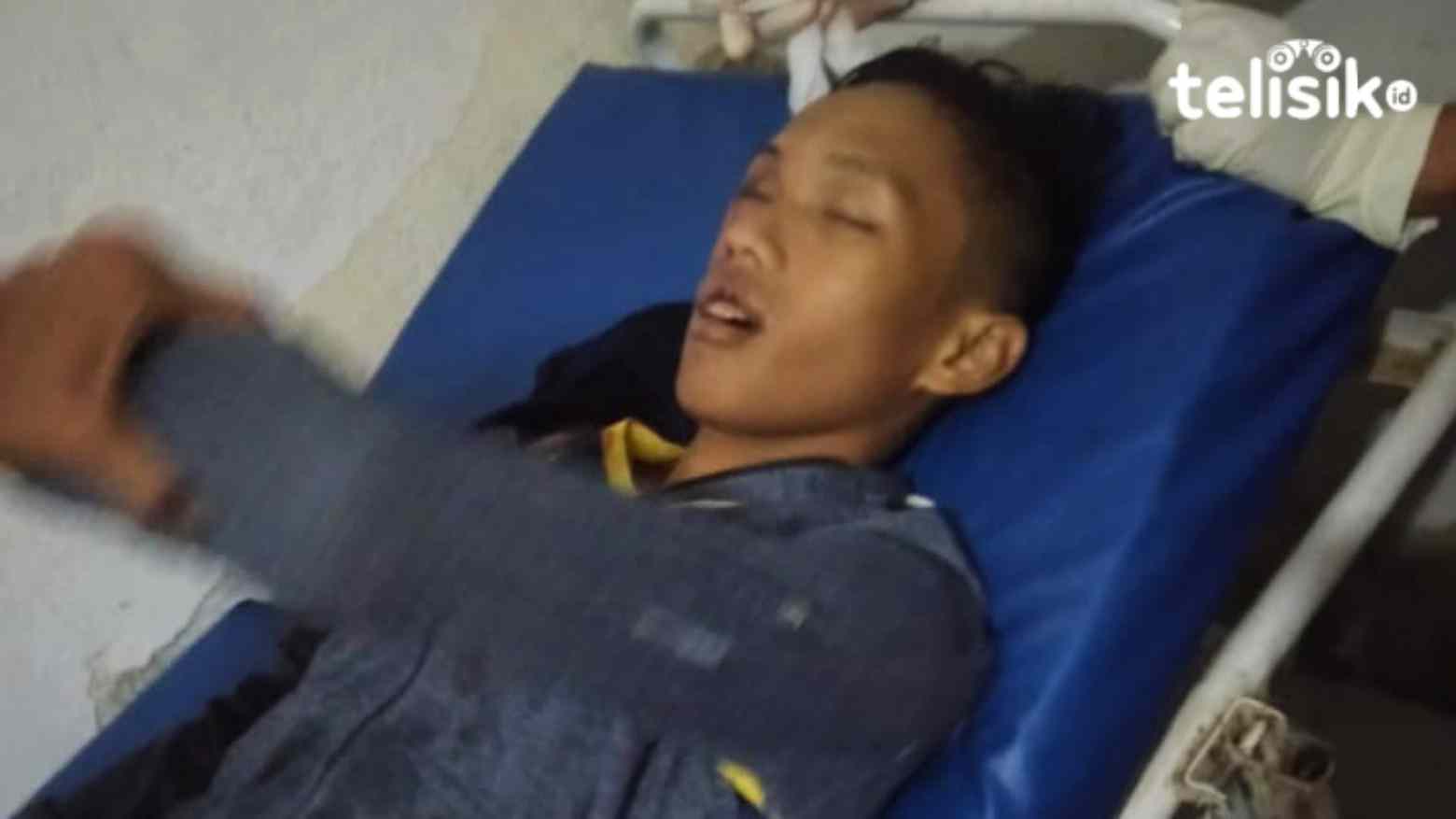 Gilan korban kecelakaan di Jalan Poros Trans Sulawesi, Desa Jabal Kubis, Kecamatan Kodeoha, Kolaka Utara saat berada di Puskesmas Mala-mala. Foto: Muh. Risal/Telisik