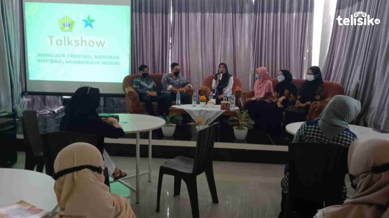 Sekertaris Dinas Perpustakaan Kolaka Utara, Suriana, S.Pd.,MM saat membuka acar talkshow. Foto: Muh. Risal/Telisik