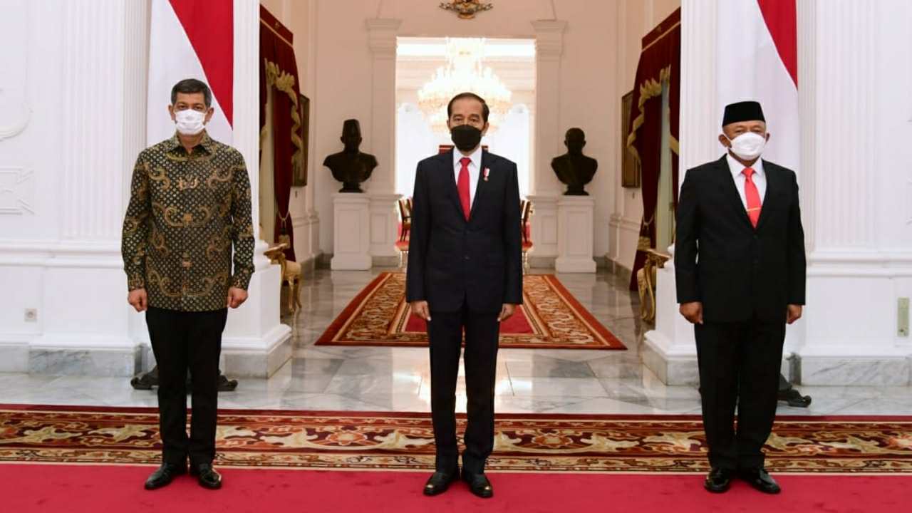 Doni Monardo (kanan), Presiden Jokowi (tengah), dan Ganip Warsito (kanan), yang baru aja dilantik jadi Kepala BNPB. Foto: Ist.