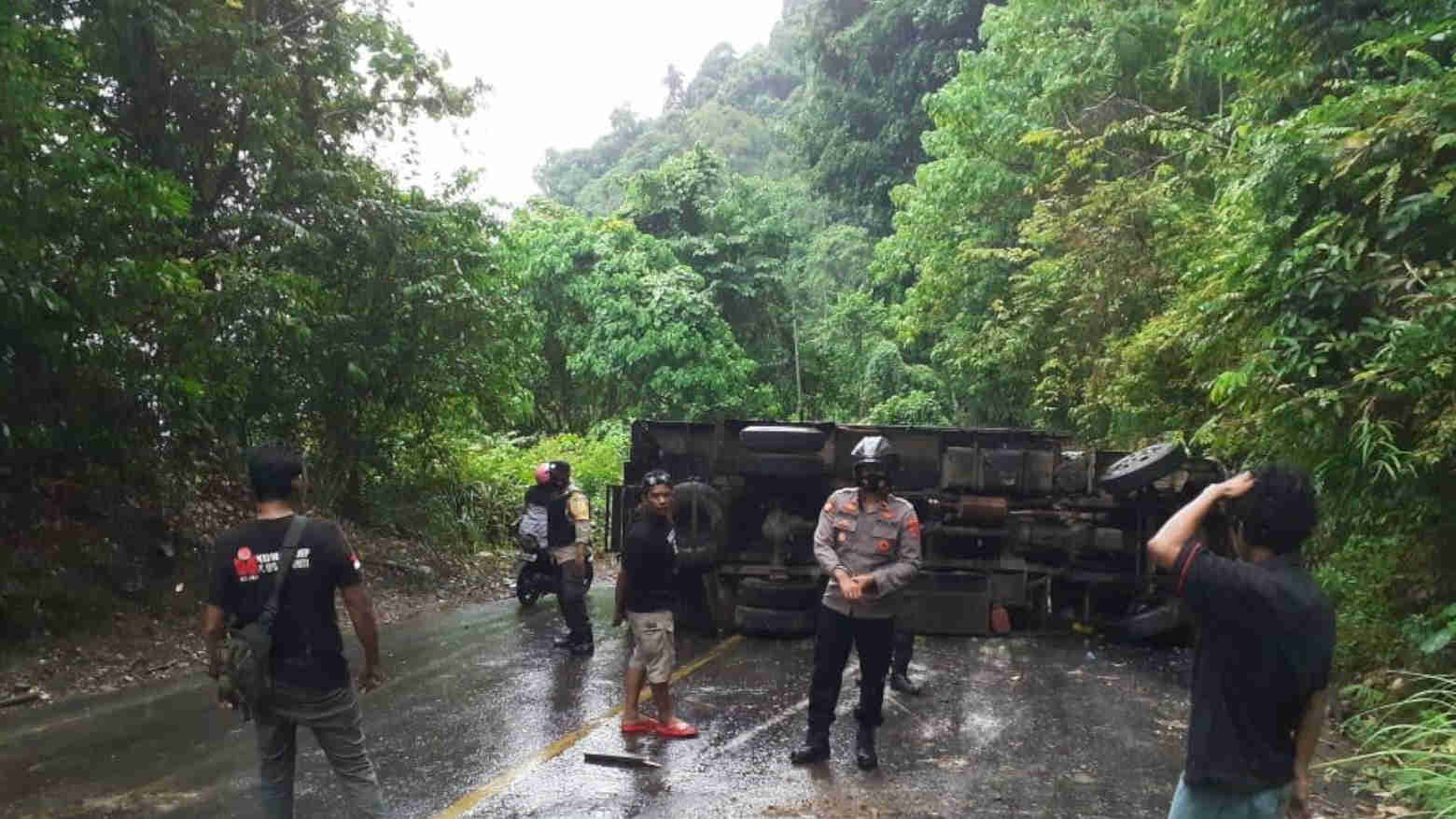 Kondisi mobil pengangkut es krim dari Kendari tujuan Makassar yang terguling di Leter S, Kolaka Utara. Foto: Ist.