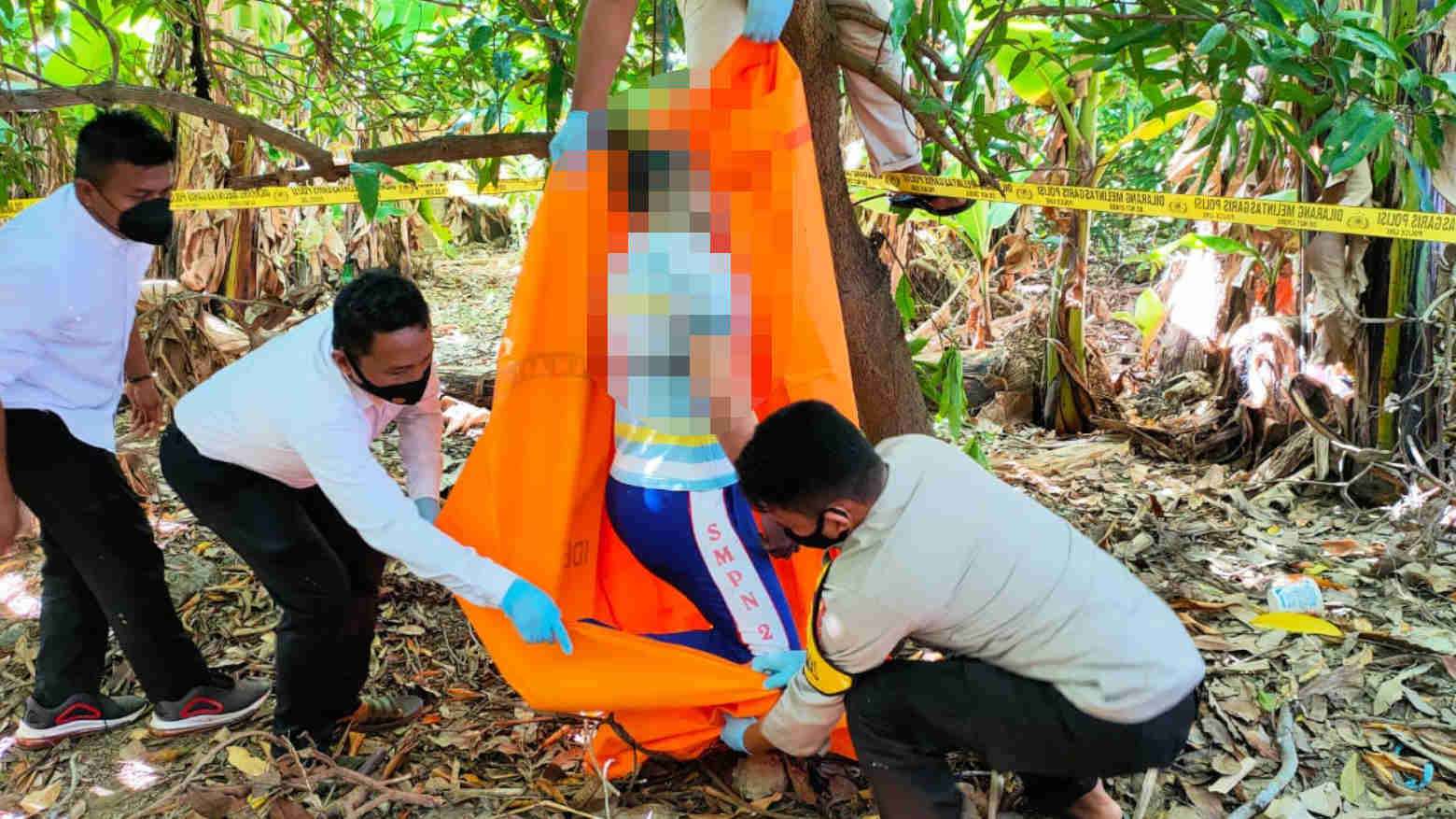Mayat FH yang dievakuasi oleh polisi. Foto: Ist.