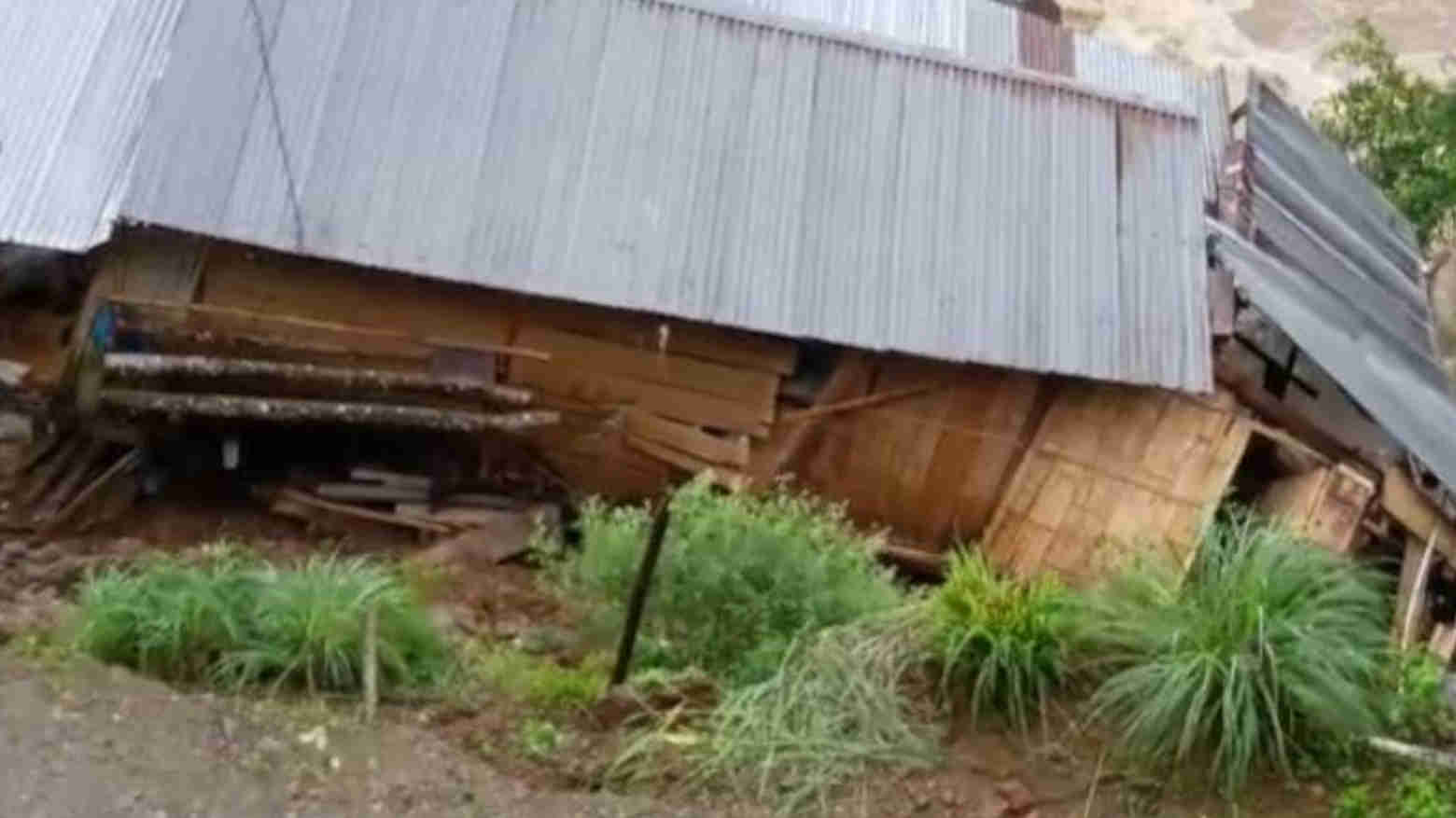 Potongan video rumah yang terbawa arus sungai. Foto: Ist.
