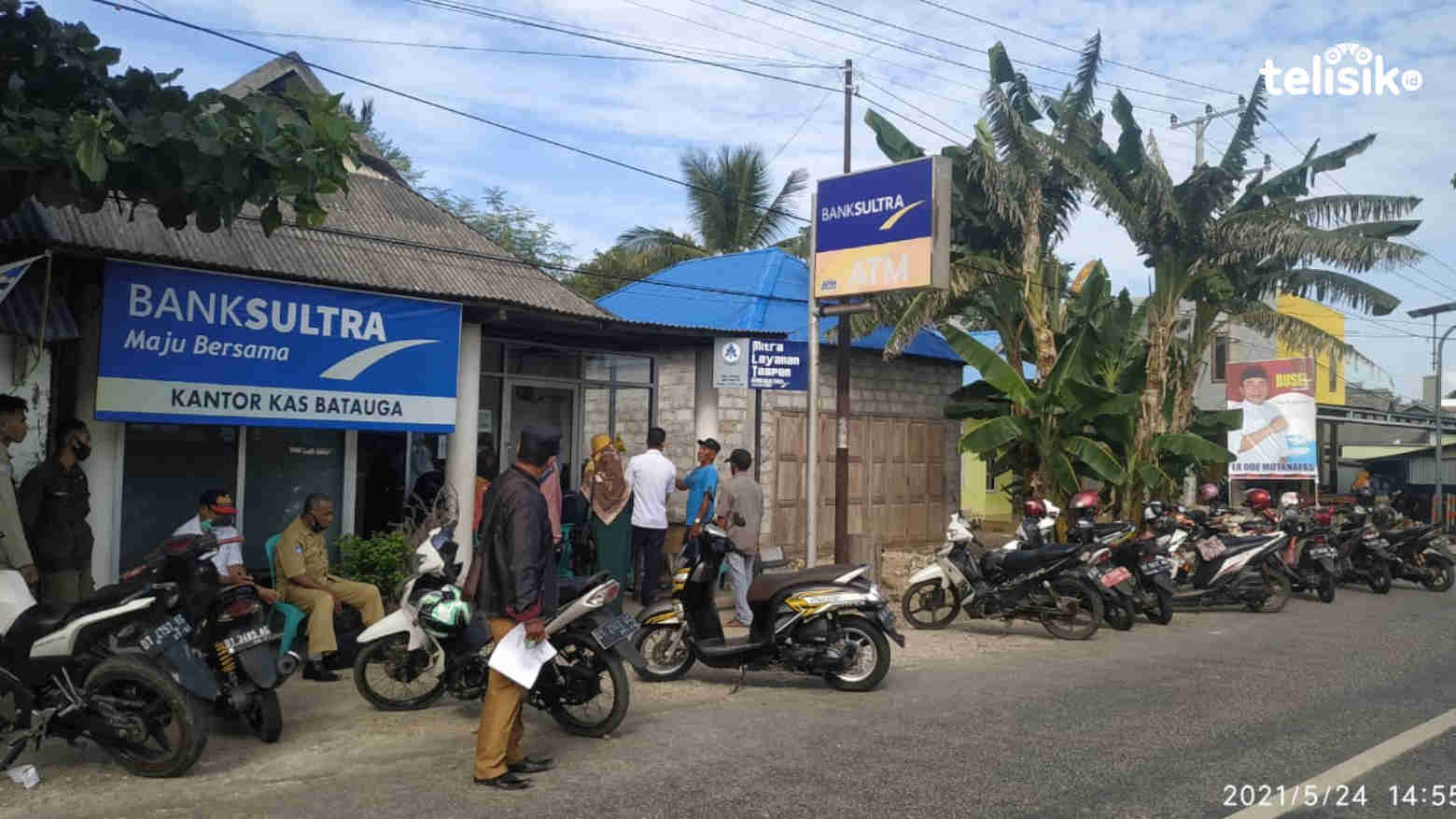 Sejumlah ASN mengantri serta sejumlah kendaraan parkir di Bank Sultra Cab. Buton Selatan. Foto: Deni Djohan/Telisik