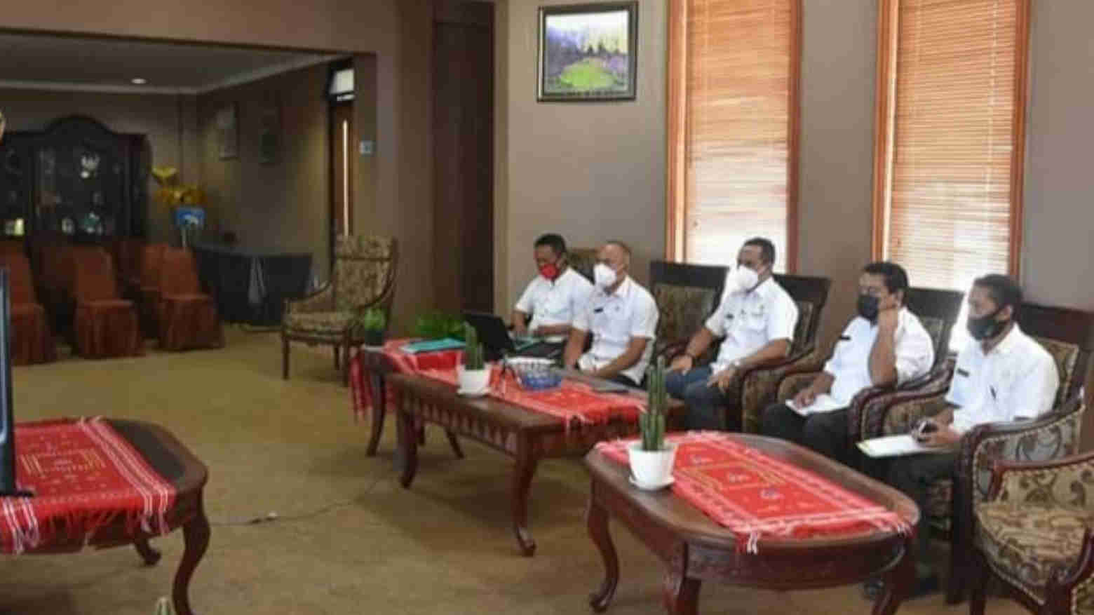 Bupati Manggarai dan Pimpinan OPD sedang mengikuti pertemuan zoom dengan KLHK. Foto: Ist.