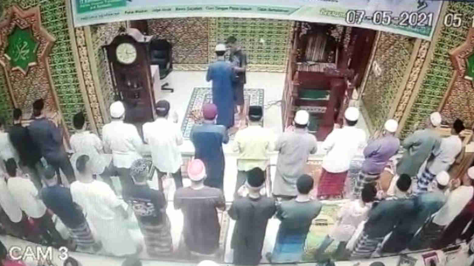Rekaman CCTV saat seorang pria tampar imam masjid. Foto: Ist.