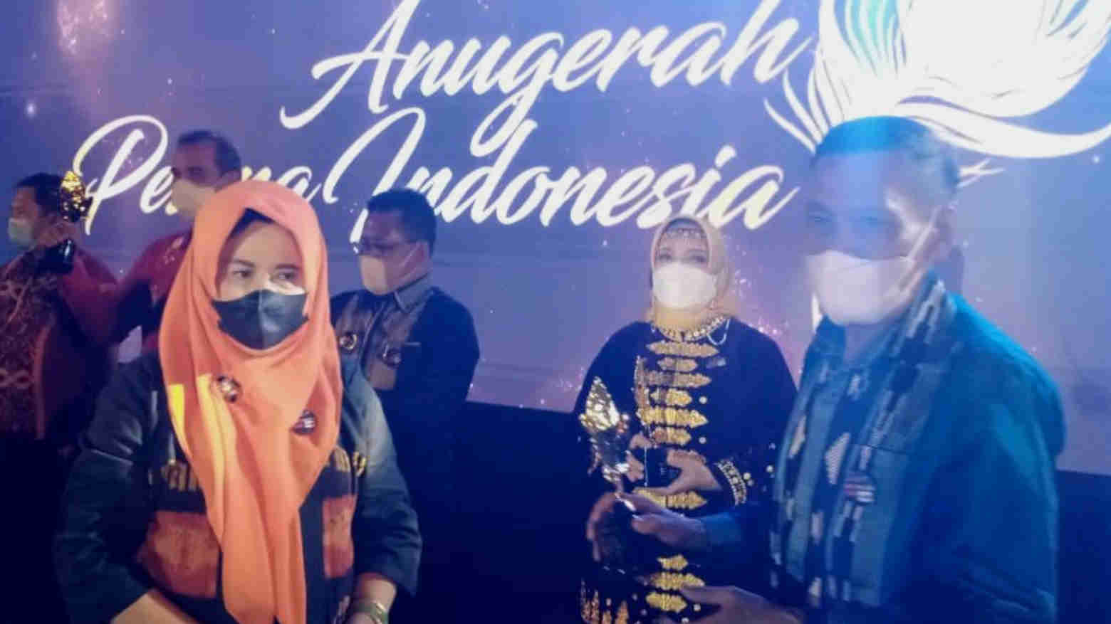 Wakil ketua DPRD Kolaka, Drs Syarifuddin Baso (kanan) saat hadiri malam penghargaan API 2020. Foto: Ist.