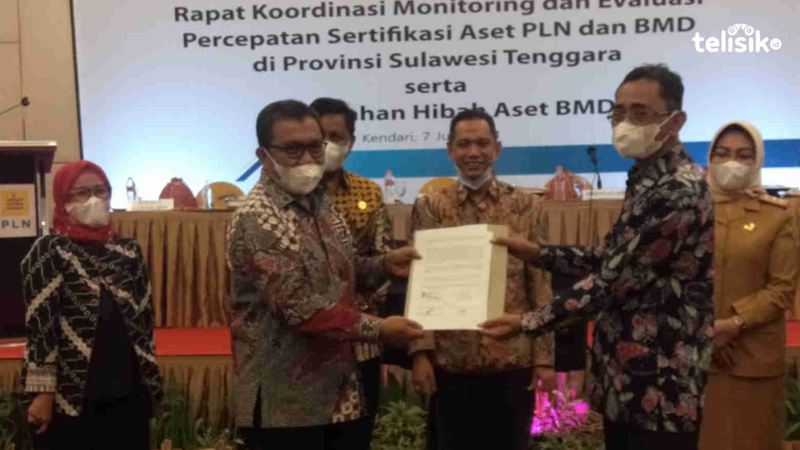 Bupati Wakatobi, H Arhawi (kiri) saat menerima dokumen aset Bandara Marangggo dari Pemerintah Kabupaten Buton. Foto: Musdar/Telisik