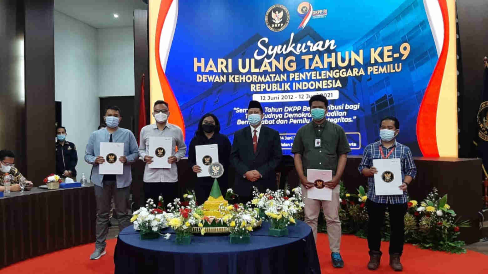 Ketua DKPP-RI, Prof. Dr. Muhammad, SIP, M.Si (keempat dari kiri), Jurnalis Telisik.id, Marwan Azis (paling kanan), bersama sejumlah jurnalis dari media nasional lainnya. Foto: dok DKPP-RI.