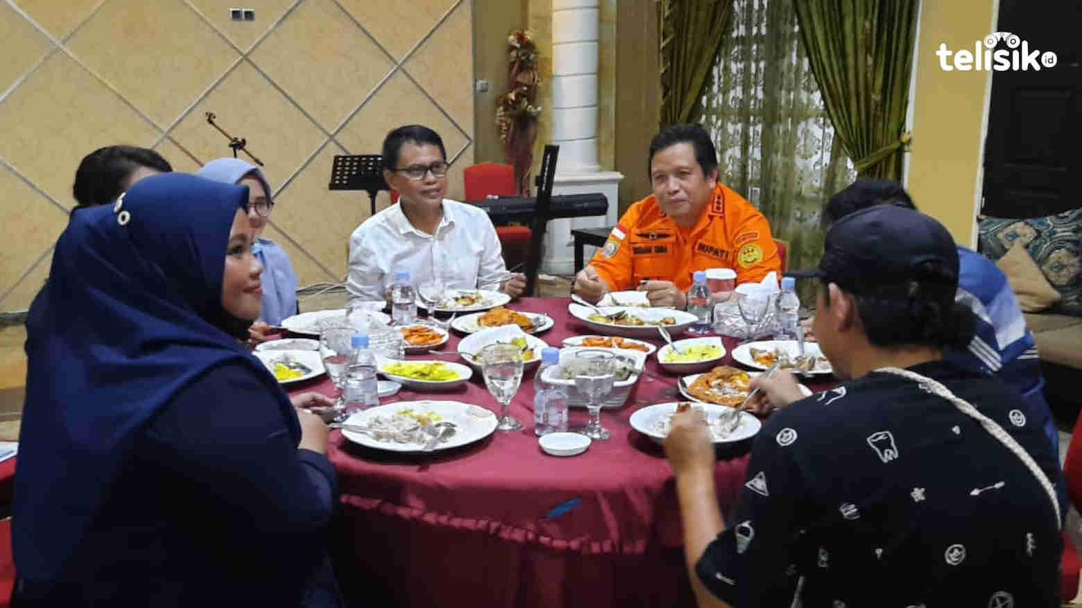 Bupati Muna, LM Rusman Emba (kemeja orange) bersama CEO Telisik.Id, M Nasir Idris (kemeja putih). Foto: Sunaryo/Telisik