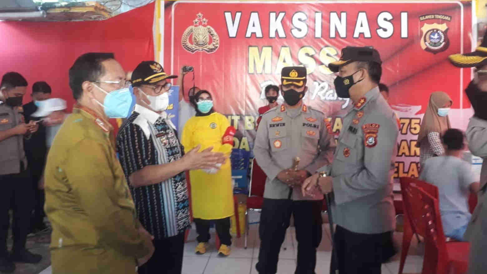 Suasana vaksinasi massal di Kecamatan Laeya, Kabupaten Konawe Selatan. Foto: Ist.