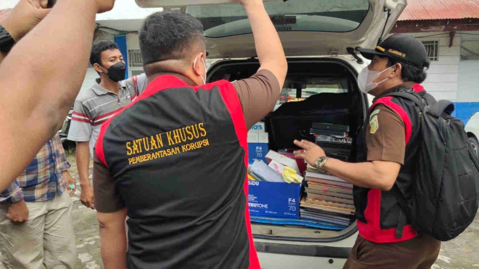 Tim Kejagung RI dan Kajati Sultra membawa dokumen dari Kantor ESDM Sultra. Foto: Ist.