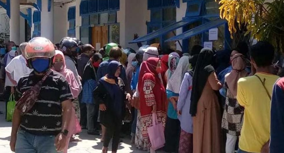 Warga Kota Kendari mendaftarkan usahanya di Dinas Perdagangan, Koperasi dan UKM Kota Kendari untuk mendapatkan bantuan BPUM. Foto: Ist.
