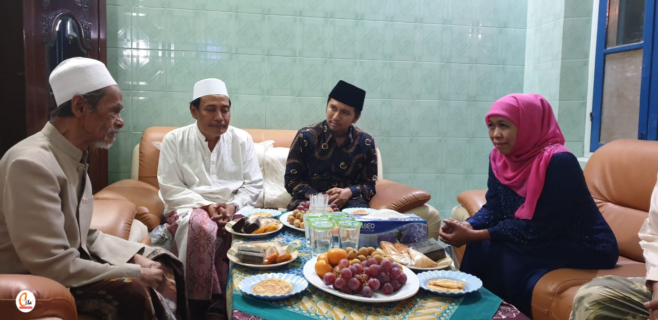 Gubernur Khofifah bersama KH Nawawi. Foto: Ist.