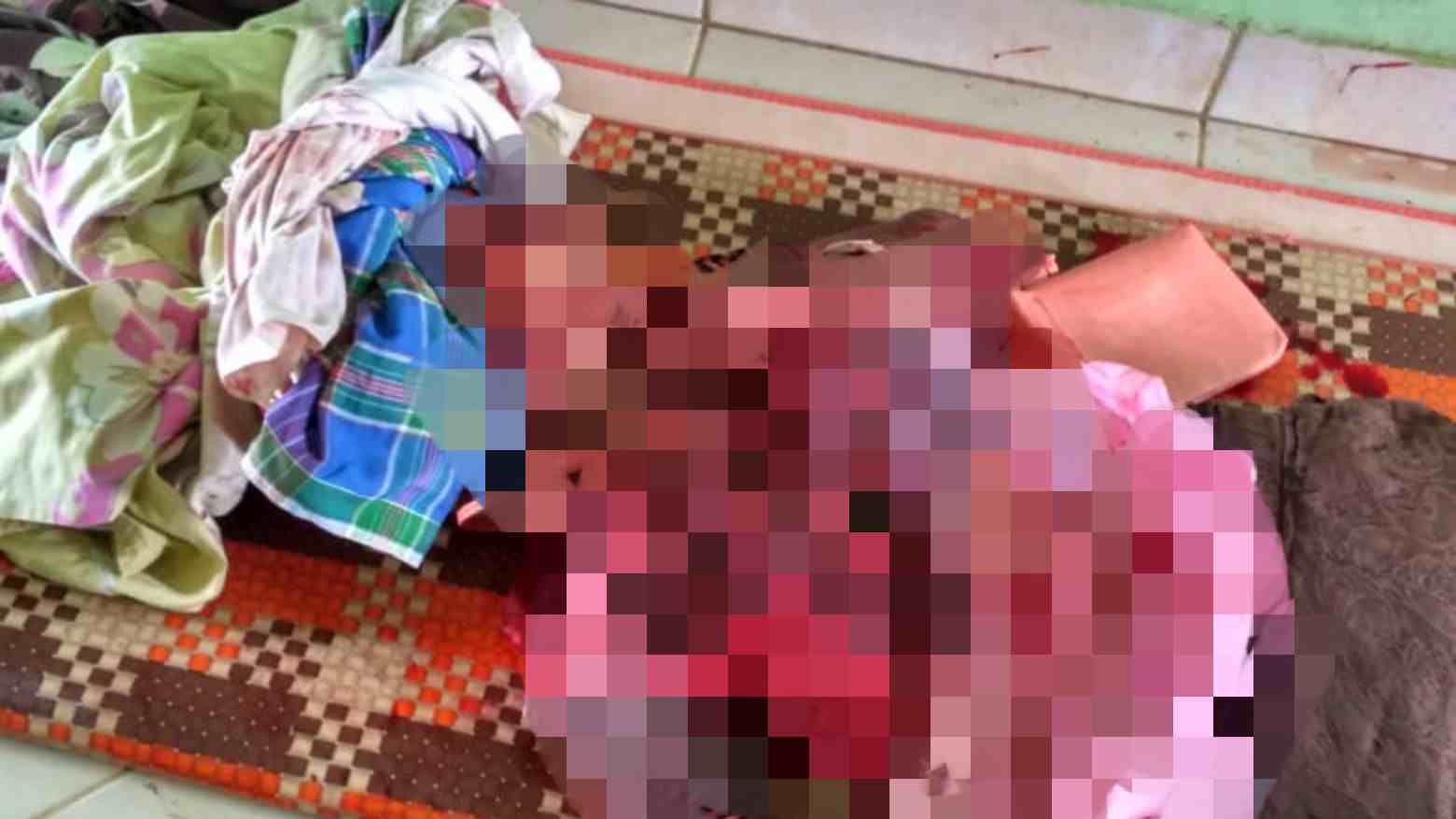 Korban saat dievakuasi polisi di rumahnya. Foto: Ist.