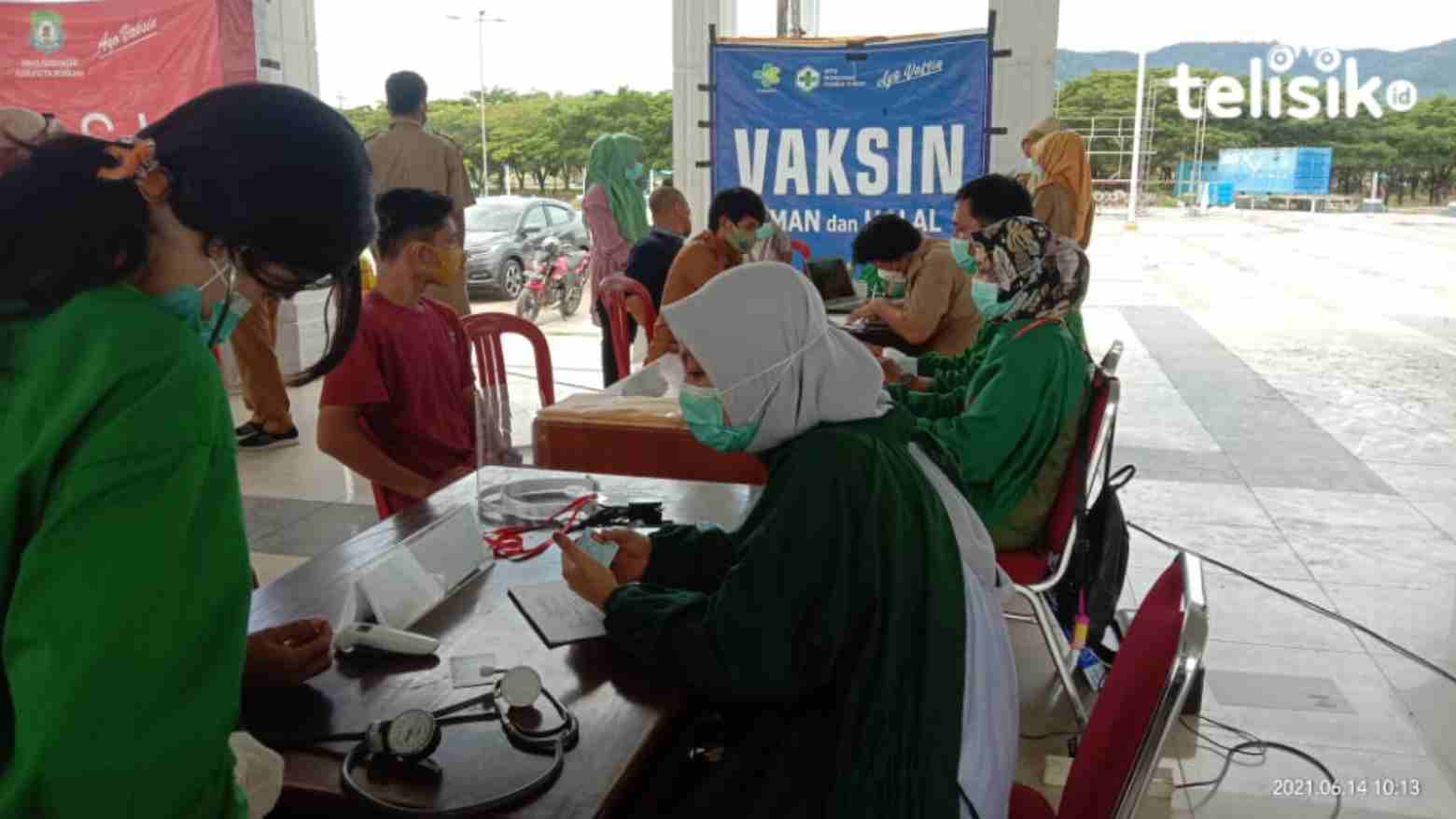 Skrining kesehatan sebelum penyuntikan vaksin. Foto: Hir Abrianto/Telisik