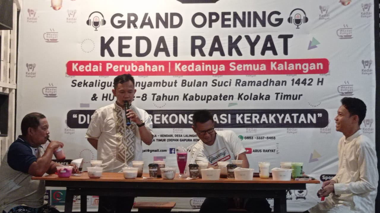 Ketua Arus Muda Kolaka Timur, Subiran Paridamos (berdiri). Foto: Ist.
