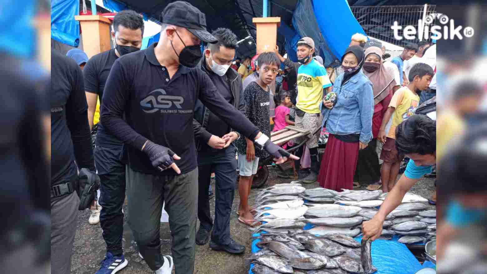 Mantan Pangdam XIV Hasanuddin Mayjen TNI (Purn) Andi Sumangerukka menyambangi TPI Sodohoa berdialog dan membeli ikan. Foto: Sumarlin/Telisik