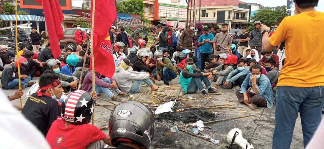 Pembakaran bendera PDIP dan Kadin. Foto: Ist.