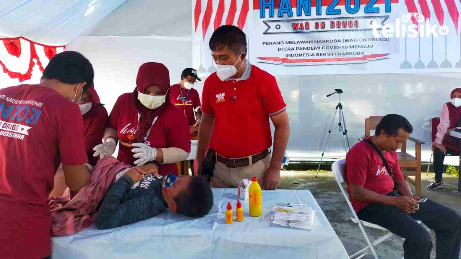 Kepala BNNK Muna, La Hasariy memantau sunatan massal. Foto: Sunaryo/Telisik