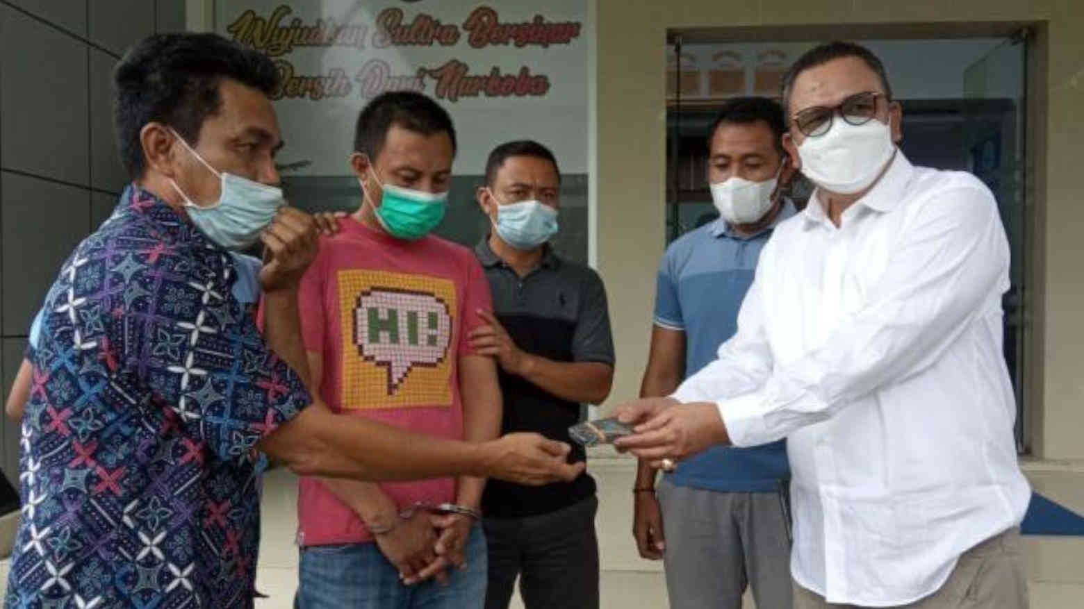 Kepala Lapas Kendari Kelas II Kendari, Abdul Samad (kiri) saat menyerahkan barang bukti pada Kepala BNN Sultra, Sabaruddin Ginting (kanan). Foto: Ist.